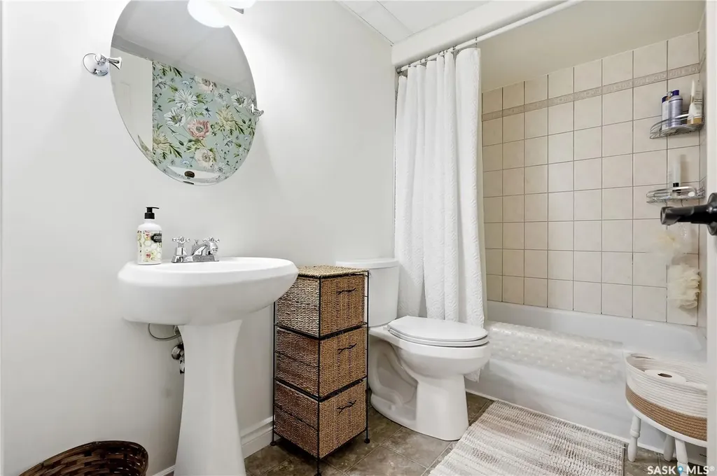 328 Carleton Drive Saskatoon SK S7H 4C1
