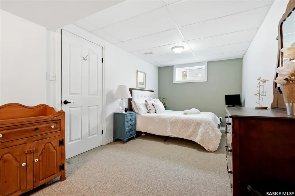 328 Carleton Drive Saskatoon SK S7H 4C1