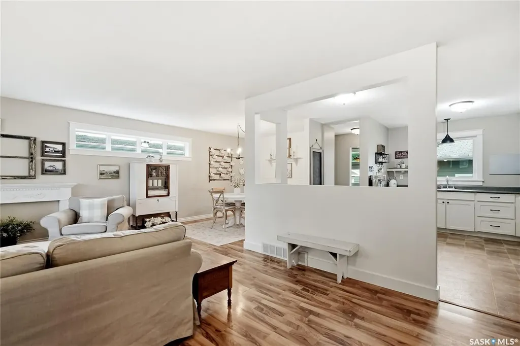 328 Carleton Drive Saskatoon SK S7H 4C1