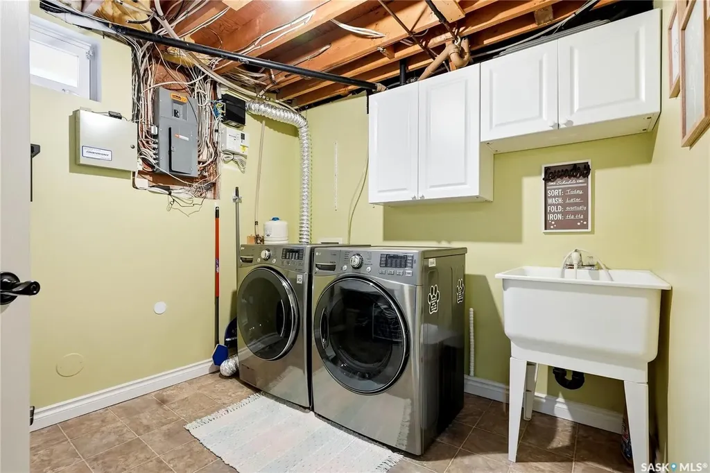 328 Carleton Drive Saskatoon SK S7H 4C1
