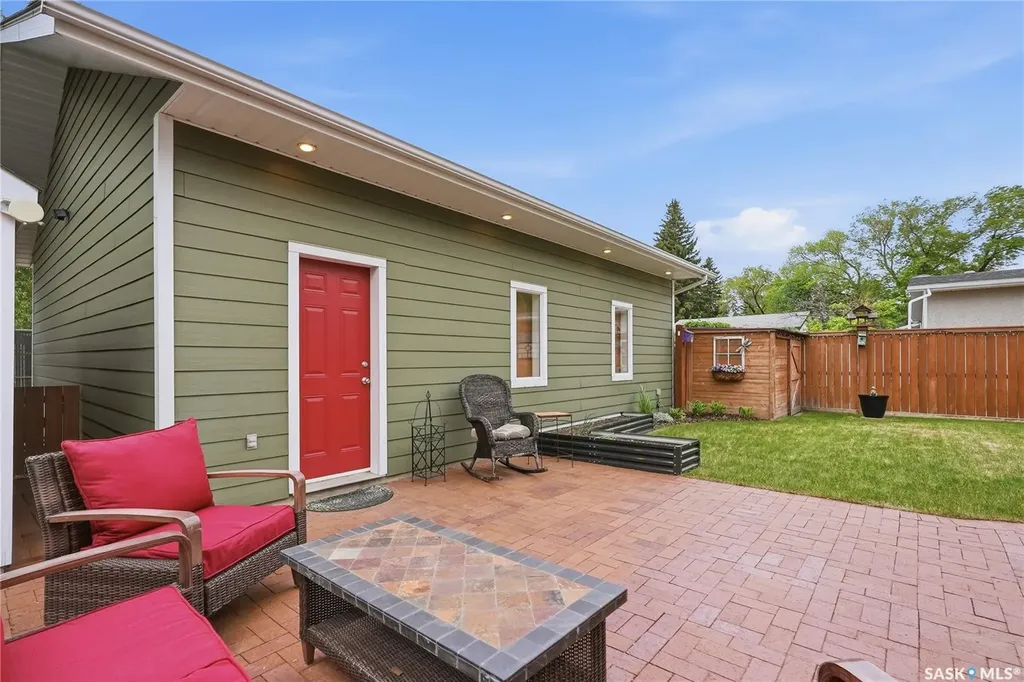 328 Carleton Drive Saskatoon SK S7H 4C1