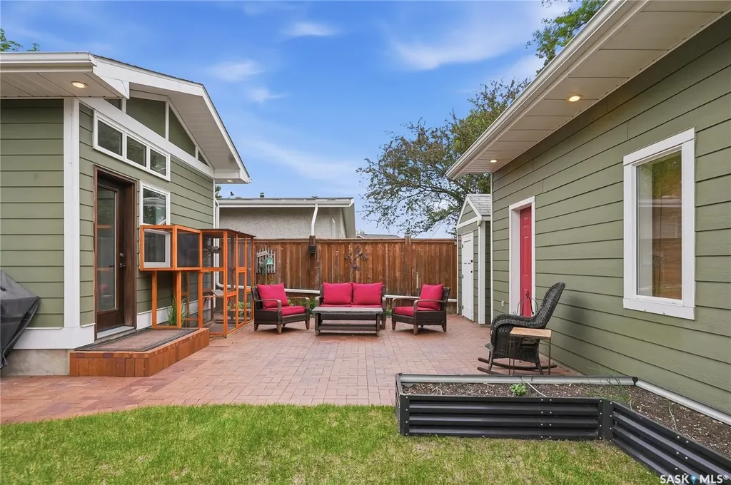 328 Carleton Drive Saskatoon SK S7H 4C1