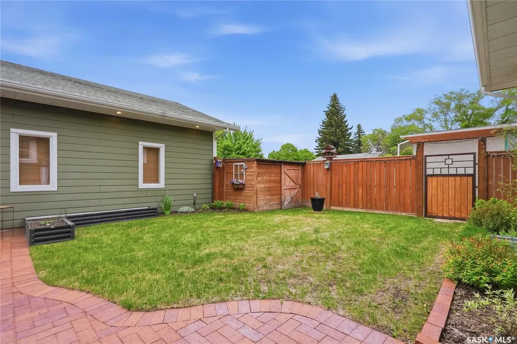 328 Carleton Drive Saskatoon SK S7H 4C1