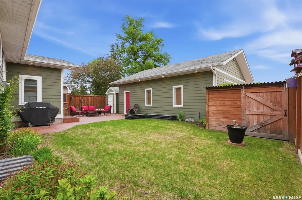 328 Carleton Drive Saskatoon SK S7H 4C1