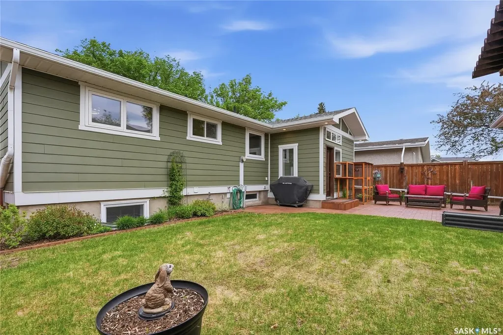 328 Carleton Drive Saskatoon SK S7H 4C1