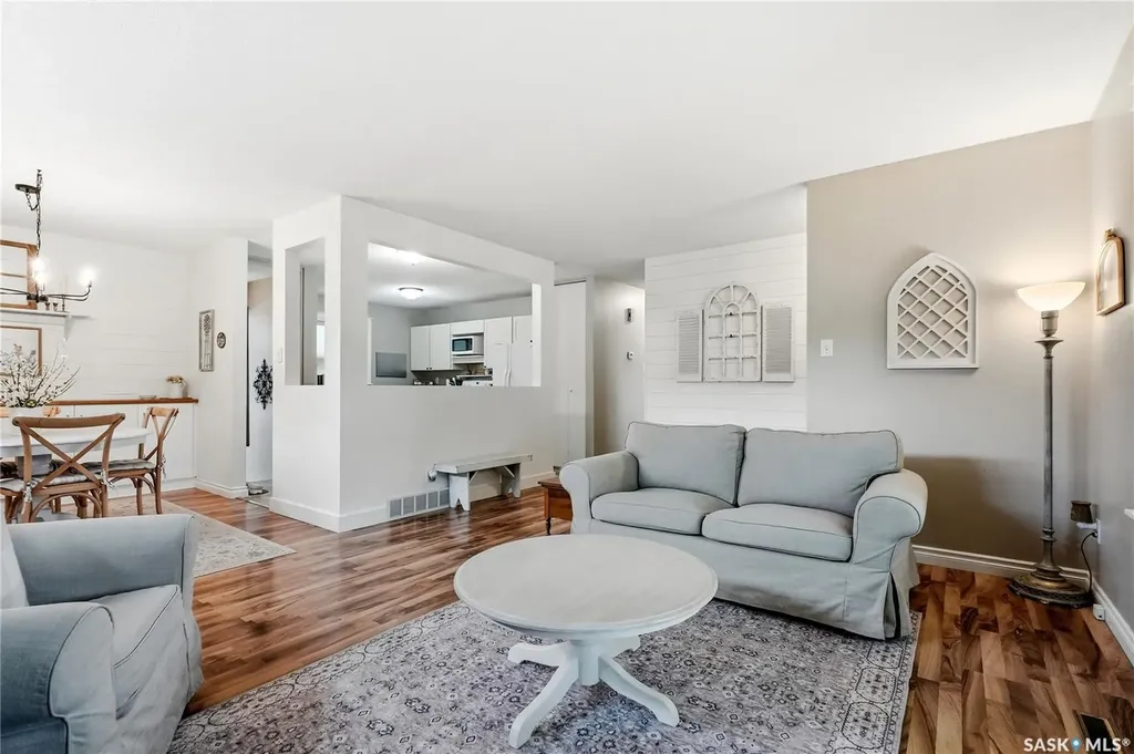 328 Carleton Drive Saskatoon SK S7H 4C1