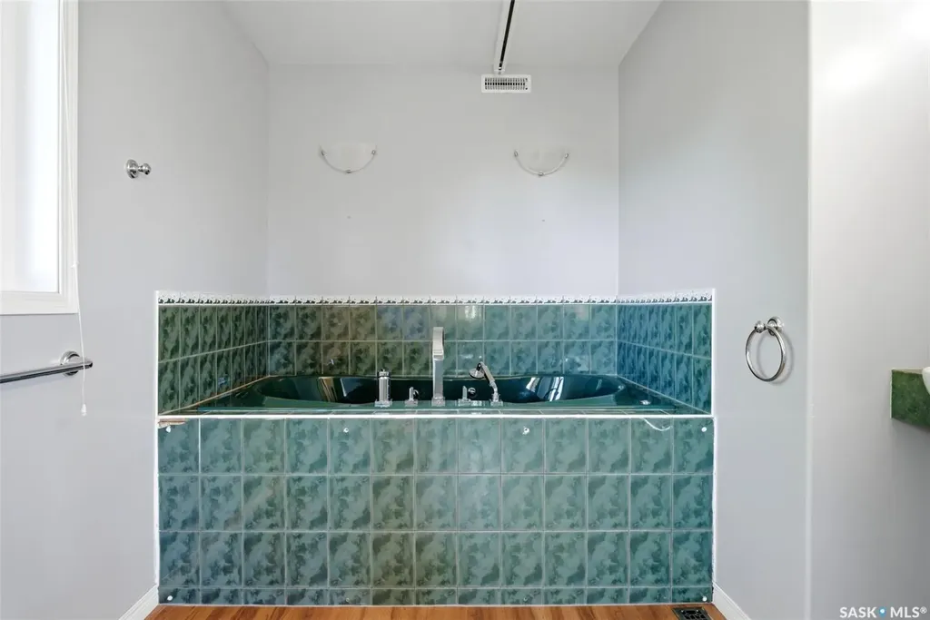 3407 Bishop Crescent E Regina SK S4Z 1A1