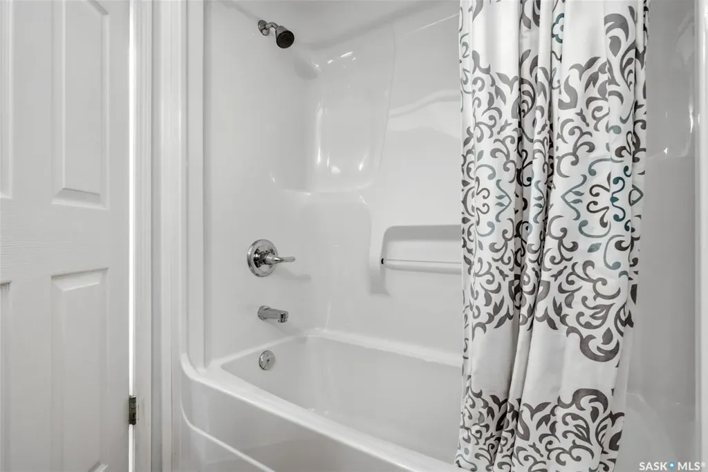 3407 Bishop Crescent E Regina SK S4Z 1A1