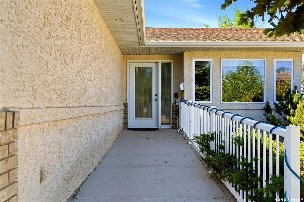 3407 Bishop Crescent E Regina SK S4Z 1A1
