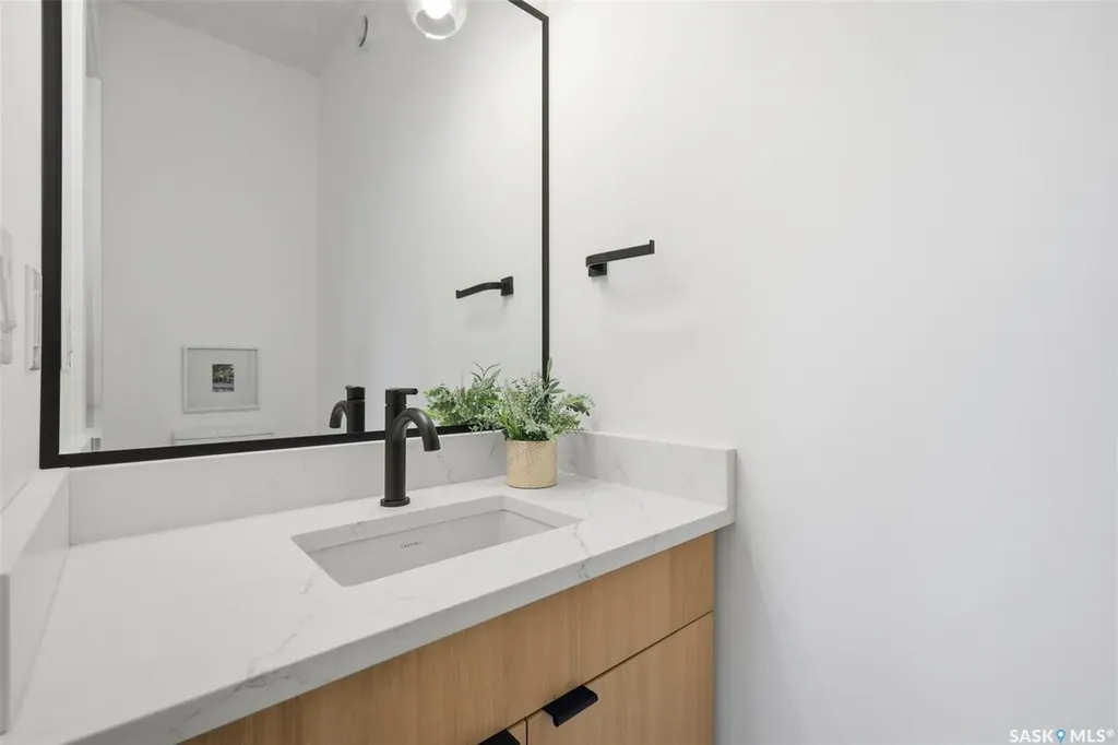 1516 Ewart Avenue Saskatoon SK S7H 2K8