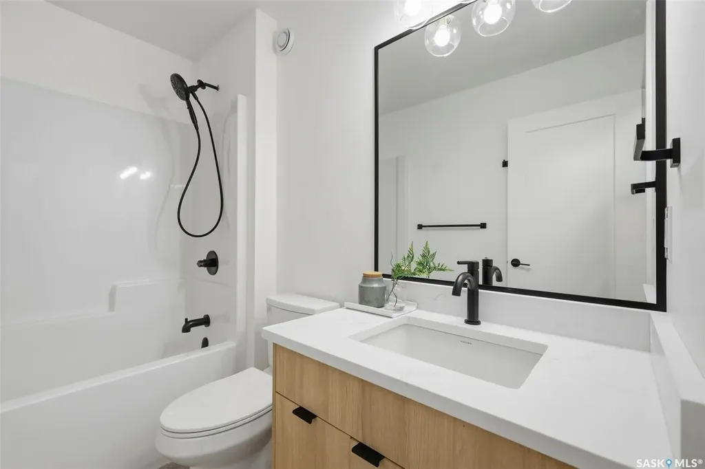 1516 Ewart Avenue Saskatoon SK S7H 2K8