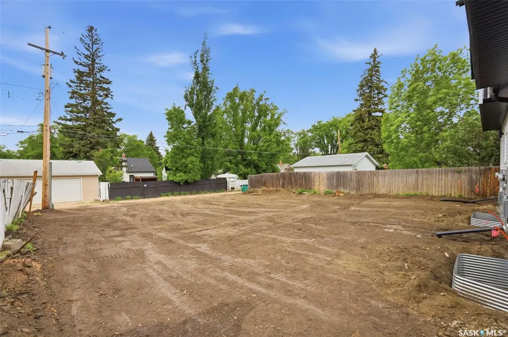 1516 Ewart Avenue Saskatoon SK S7H 2K8