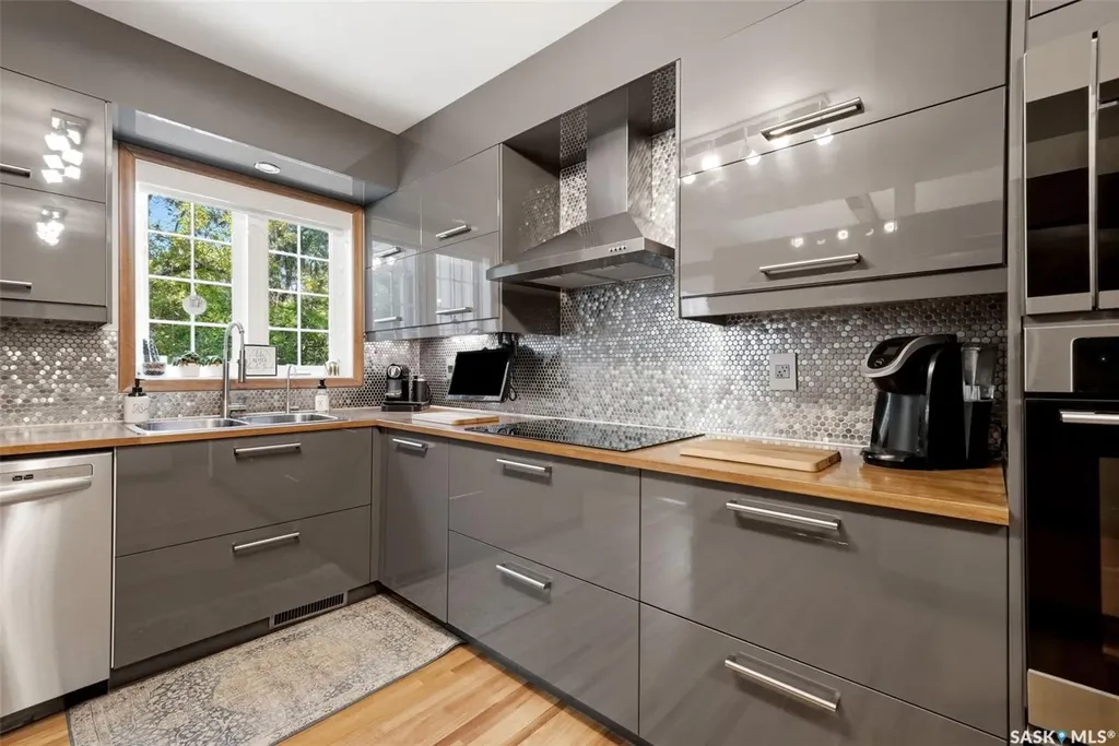 2738 Cameron Street Regina SK S4T 2W6