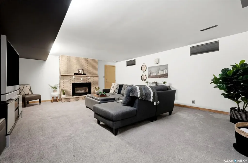 2738 Cameron Street Regina SK S4T 2W6