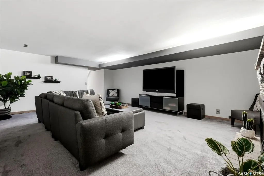 2738 Cameron Street Regina SK S4T 2W6
