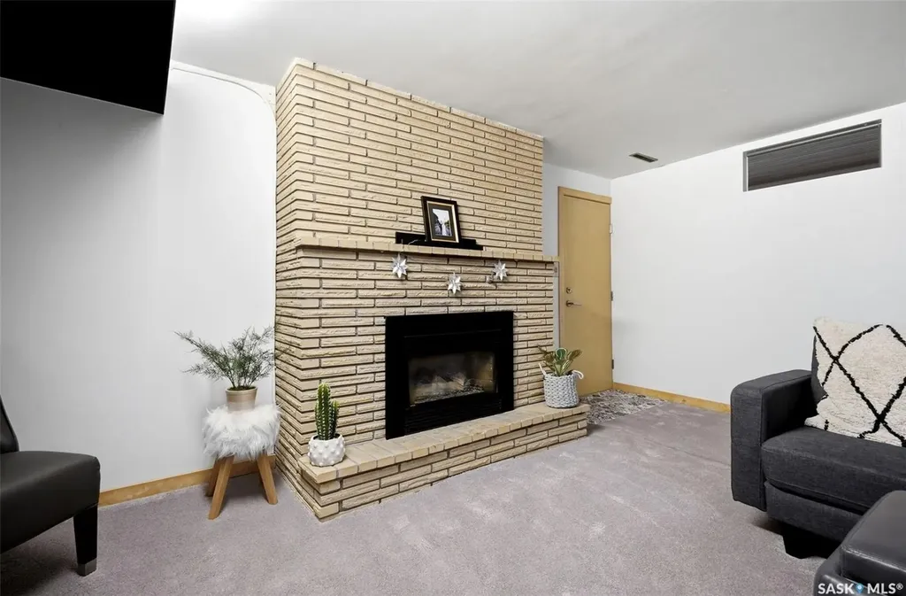 2738 Cameron Street Regina SK S4T 2W6