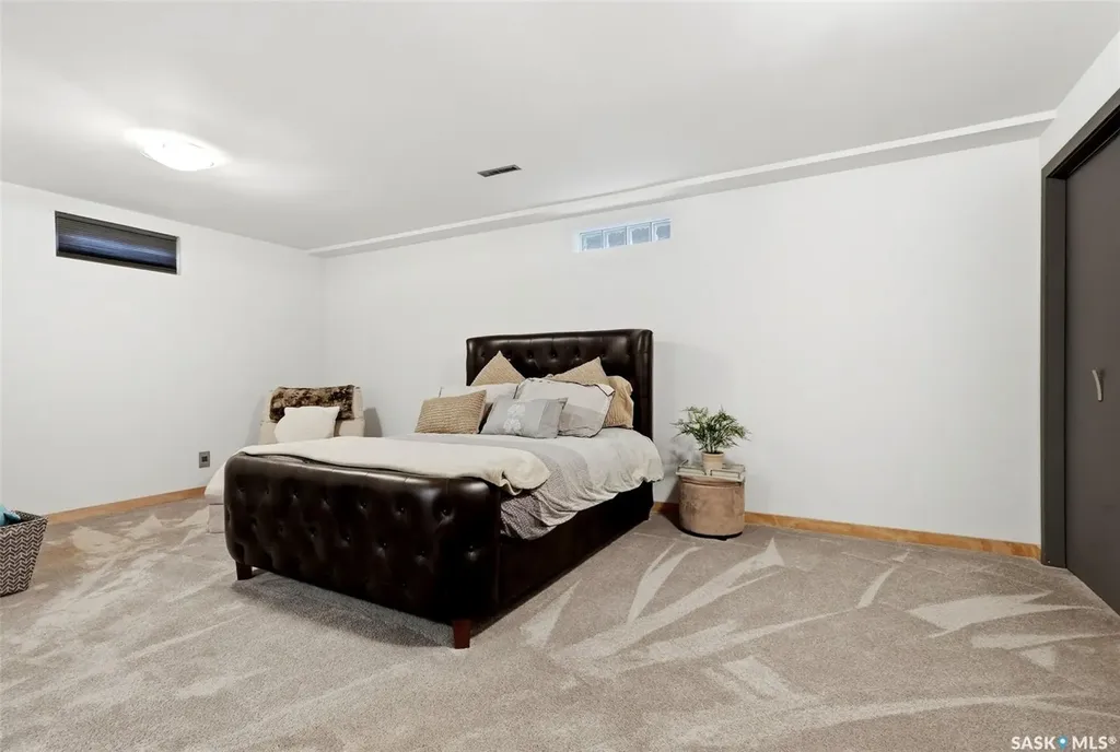 2738 Cameron Street Regina SK S4T 2W6