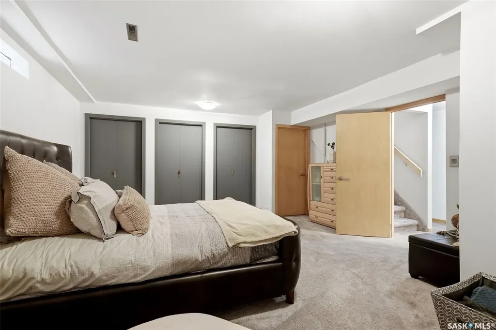 2738 Cameron Street Regina SK S4T 2W6