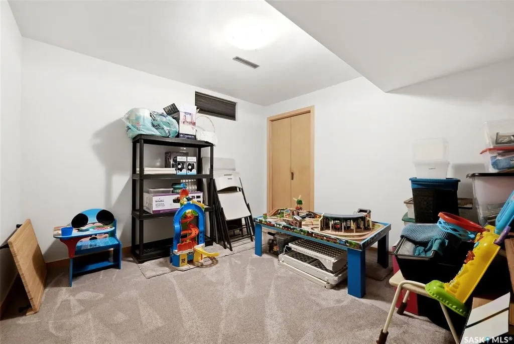 2738 Cameron Street Regina SK S4T 2W6