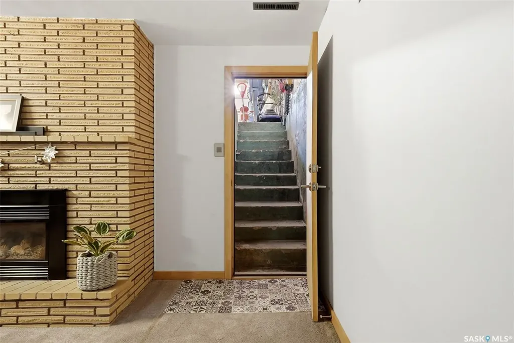 2738 Cameron Street Regina SK S4T 2W6