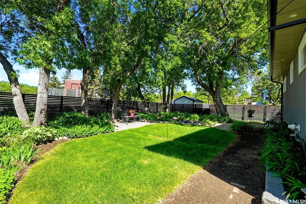 2738 Cameron Street Regina SK S4T 2W6