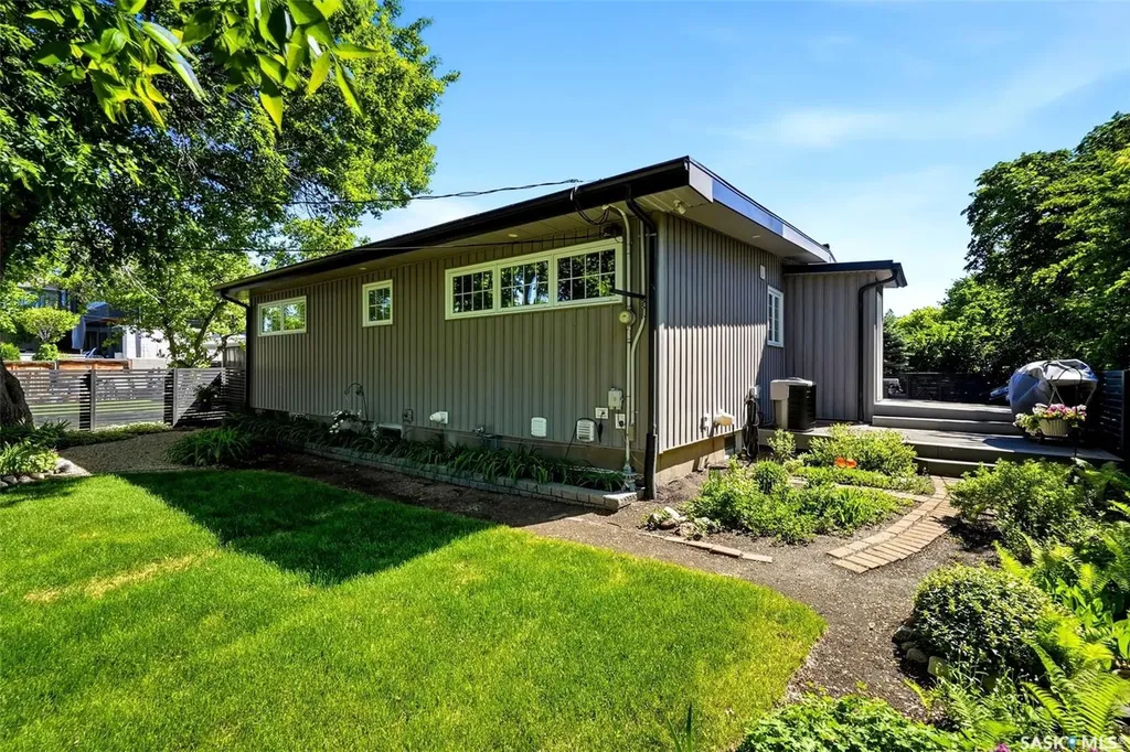 2738 Cameron Street Regina SK S4T 2W6