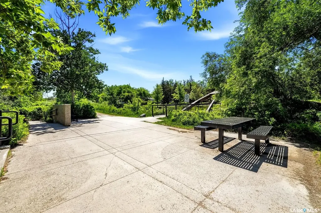 2738 Cameron Street Regina SK S4T 2W6