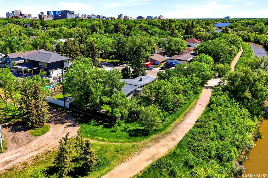 2738 Cameron Street Regina SK S4T 2W6