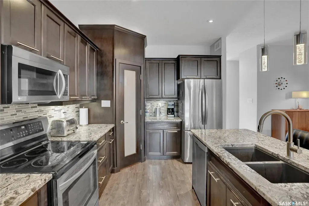 1749 11th Avenue NW Moose Jaw SK S6J 0B3