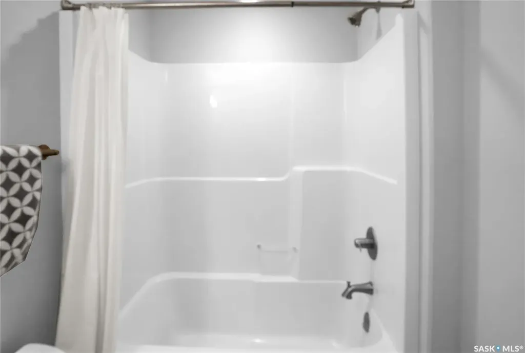 1749 11th Avenue NW Moose Jaw SK S6J 0B3
