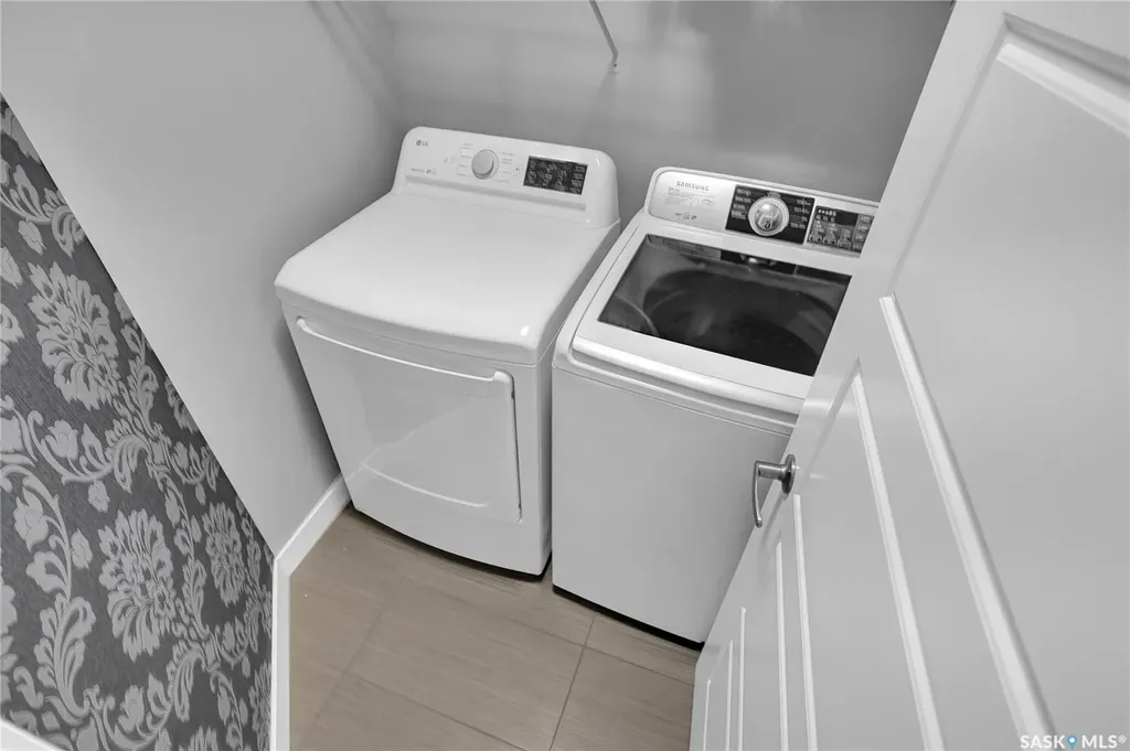 1749 11th Avenue NW Moose Jaw SK S6J 0B3