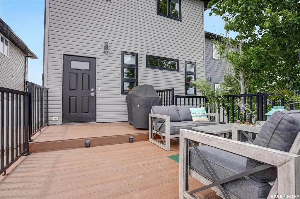 1749 11th Avenue NW Moose Jaw SK S6J 0B3
