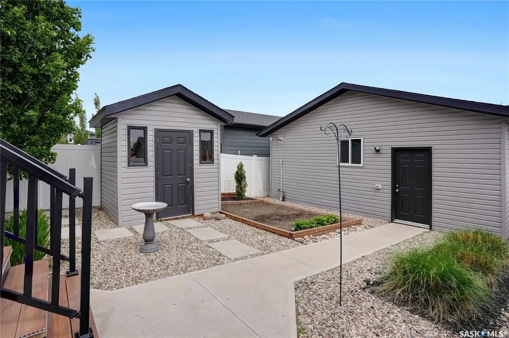 1749 11th Avenue NW Moose Jaw SK S6J 0B3