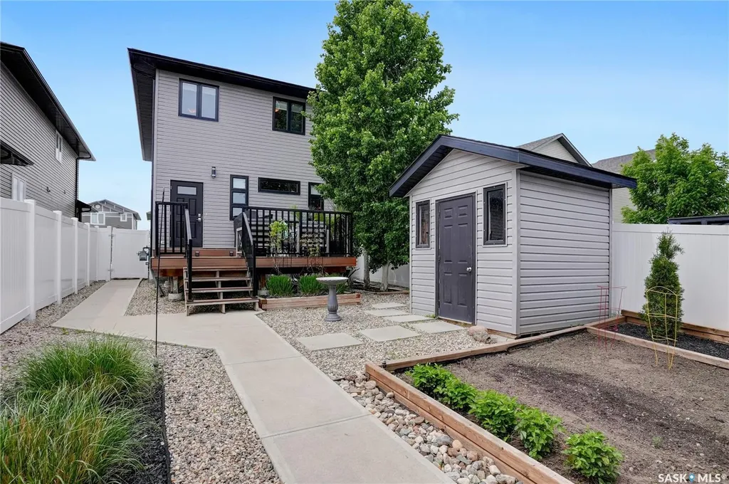 1749 11th Avenue NW Moose Jaw SK S6J 0B3