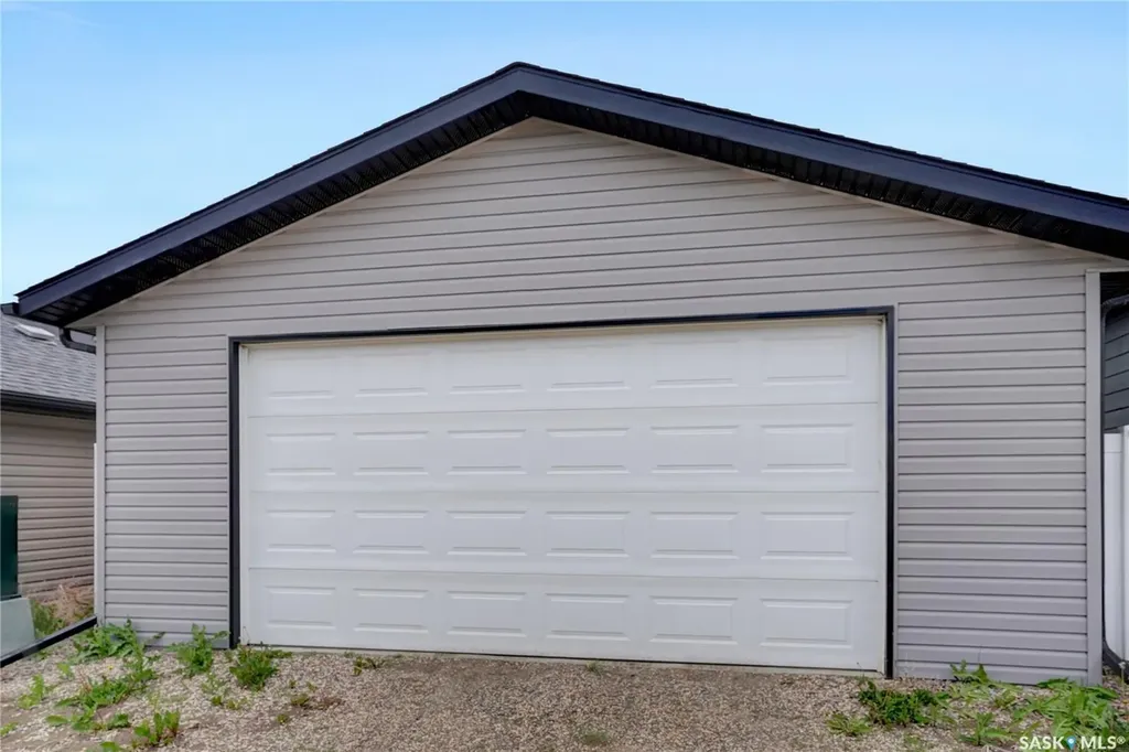 1749 11th Avenue NW Moose Jaw SK S6J 0B3