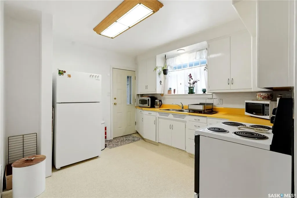734 10th Street E Saskatoon SK S7H 0H1