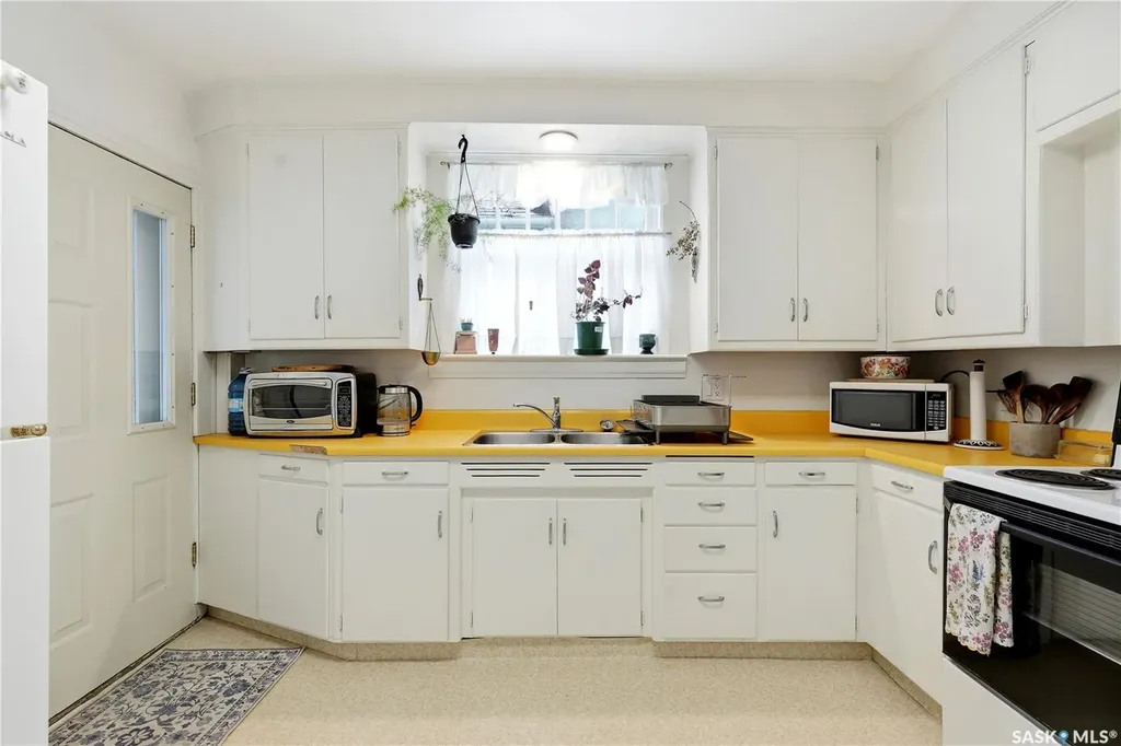 734 10th Street E Saskatoon SK S7H 0H1