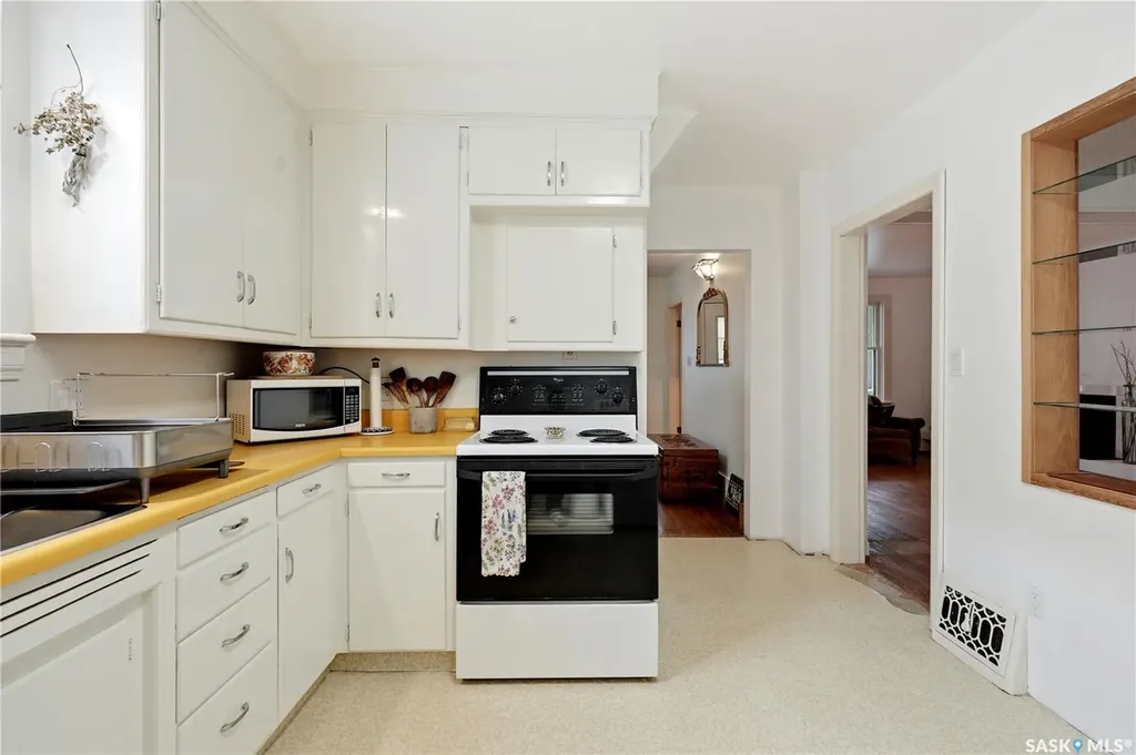 734 10th Street E Saskatoon SK S7H 0H1