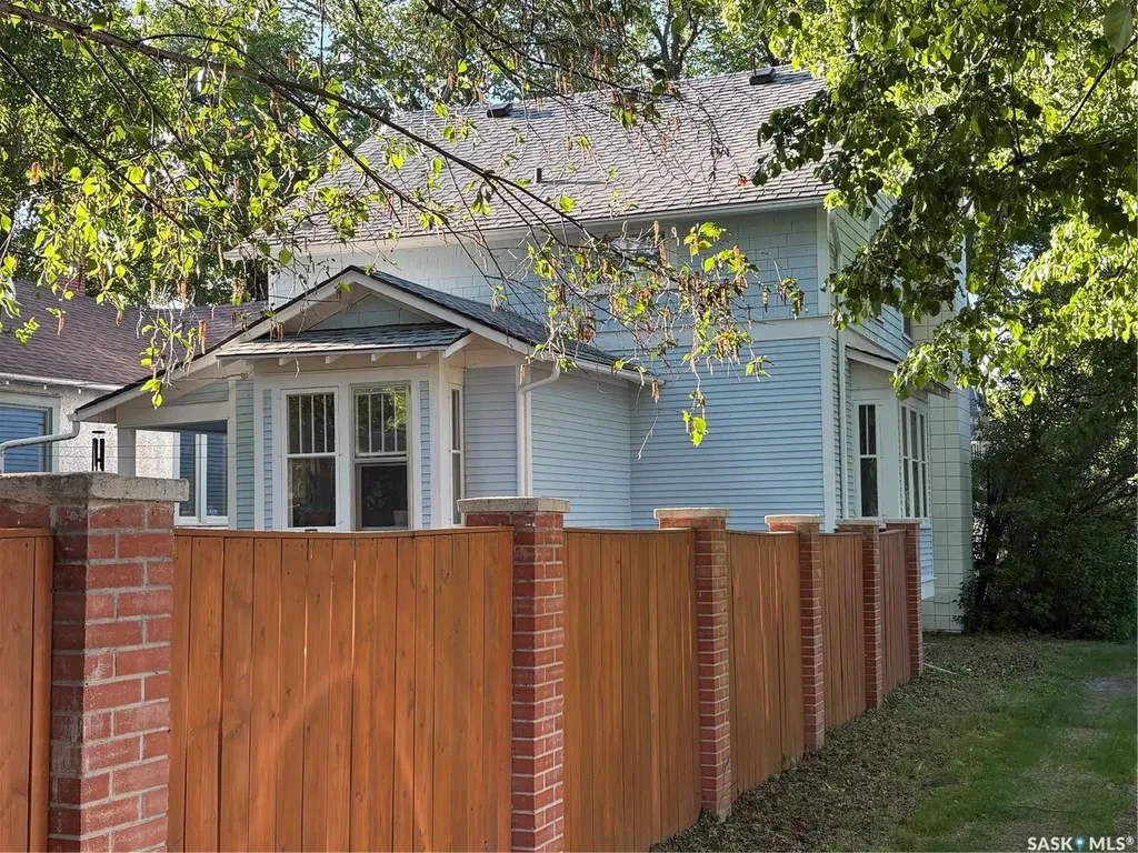 734 10th Street E Saskatoon SK S7H 0H1