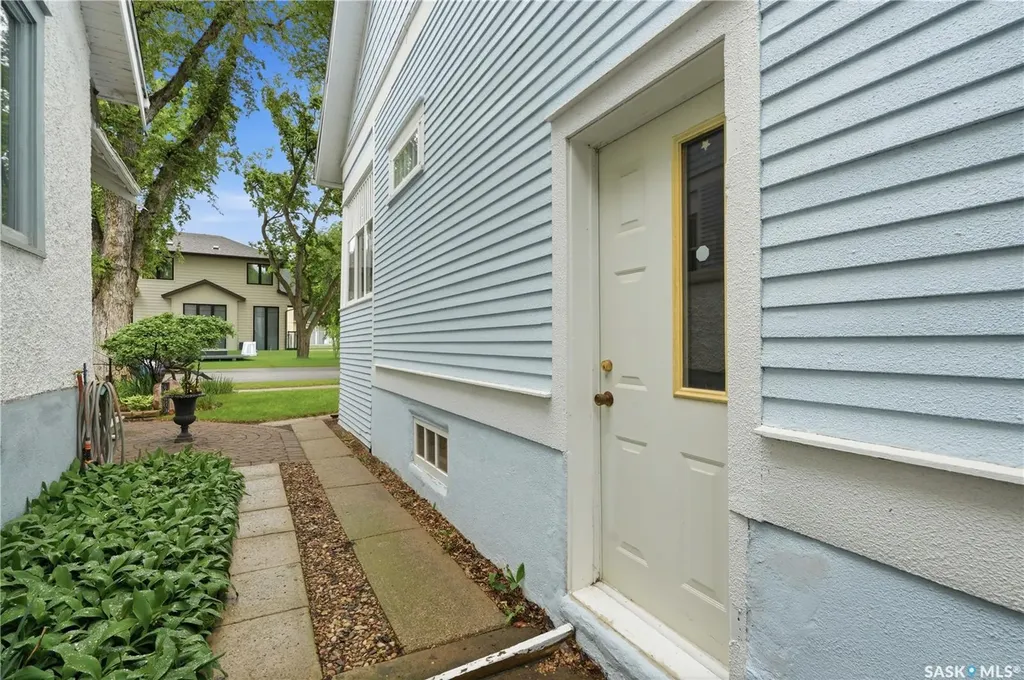 734 10th Street E Saskatoon SK S7H 0H1