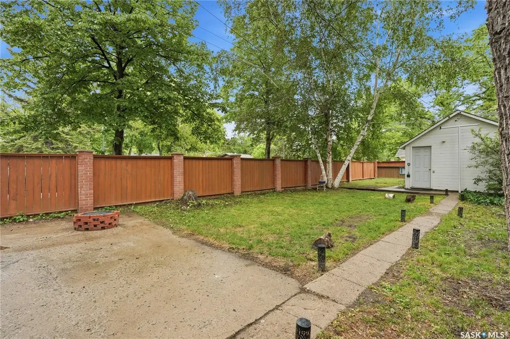 734 10th Street E Saskatoon SK S7H 0H1