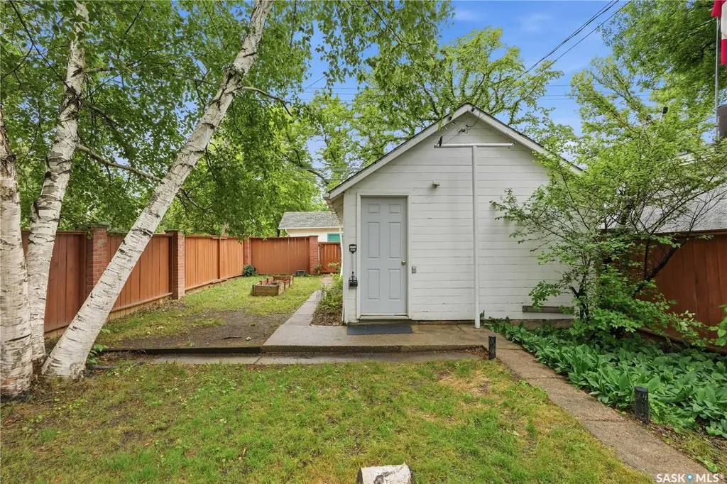 734 10th Street E Saskatoon SK S7H 0H1