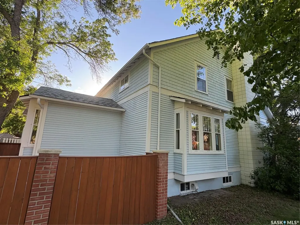 734 10th Street E Saskatoon SK S7H 0H1