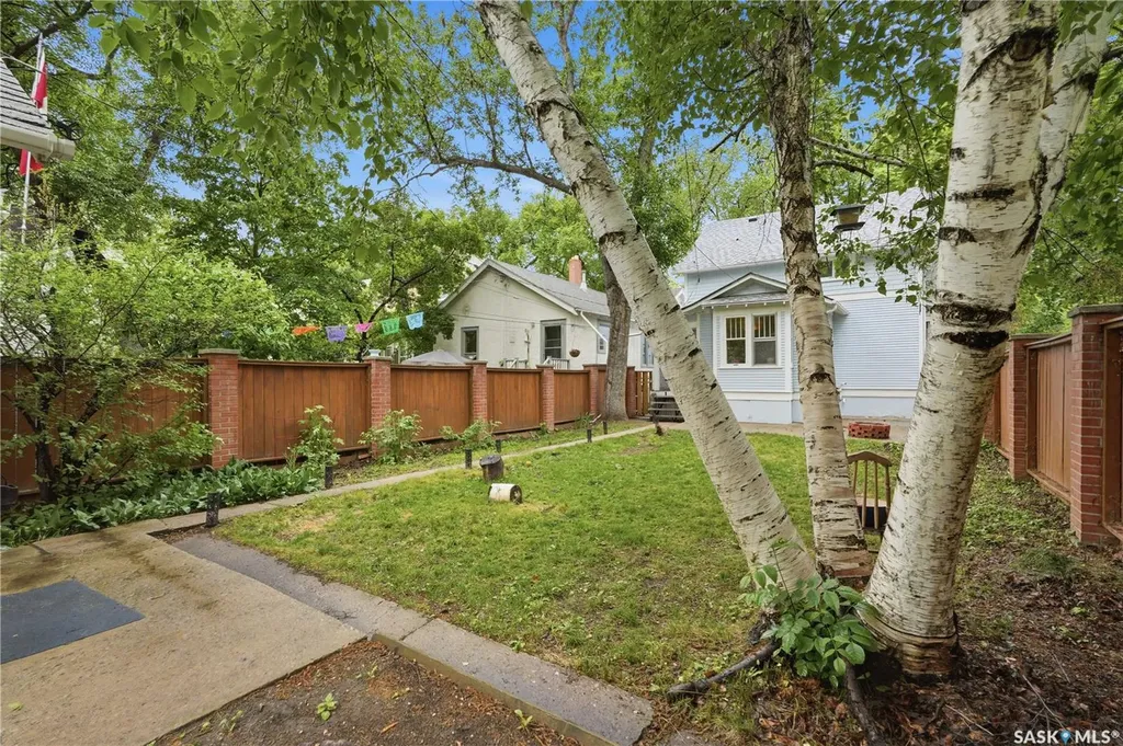 734 10th Street E Saskatoon SK S7H 0H1