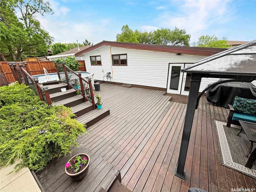 605 O Avenue N Saskatoon SK S7L 2V4