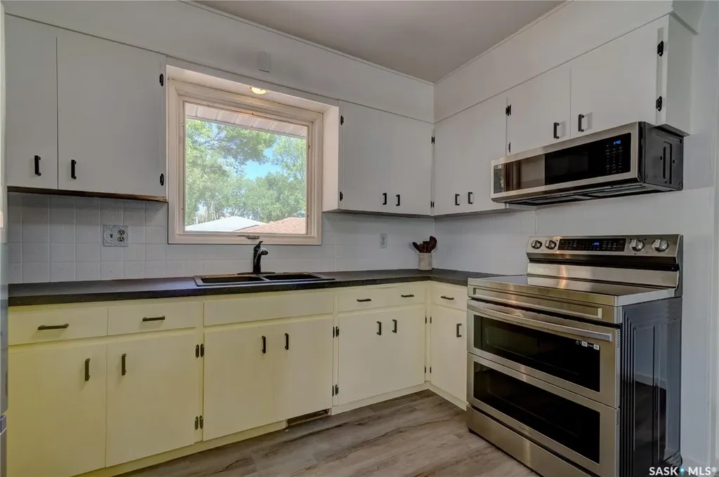 2314 Dewdney Avenue E Regina SK S4N 4E1