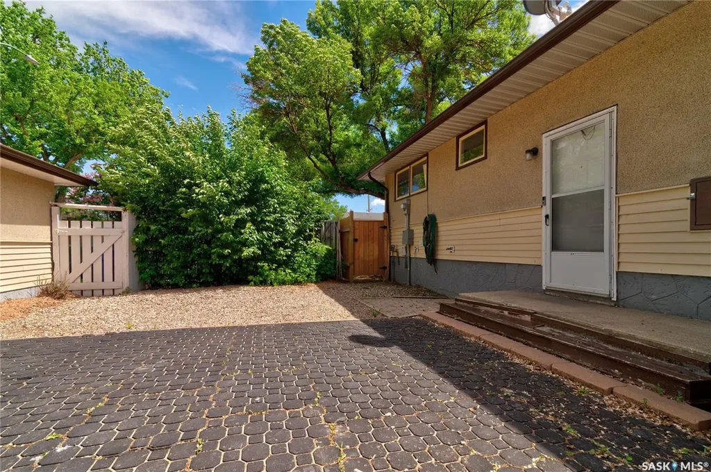 2314 Dewdney Avenue E Regina SK S4N 4E1