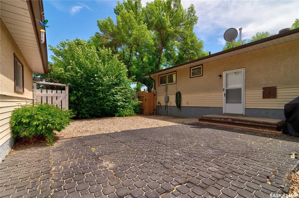 2314 Dewdney Avenue E Regina SK S4N 4E1