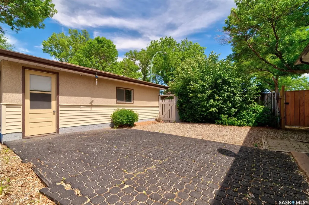 2314 Dewdney Avenue E Regina SK S4N 4E1