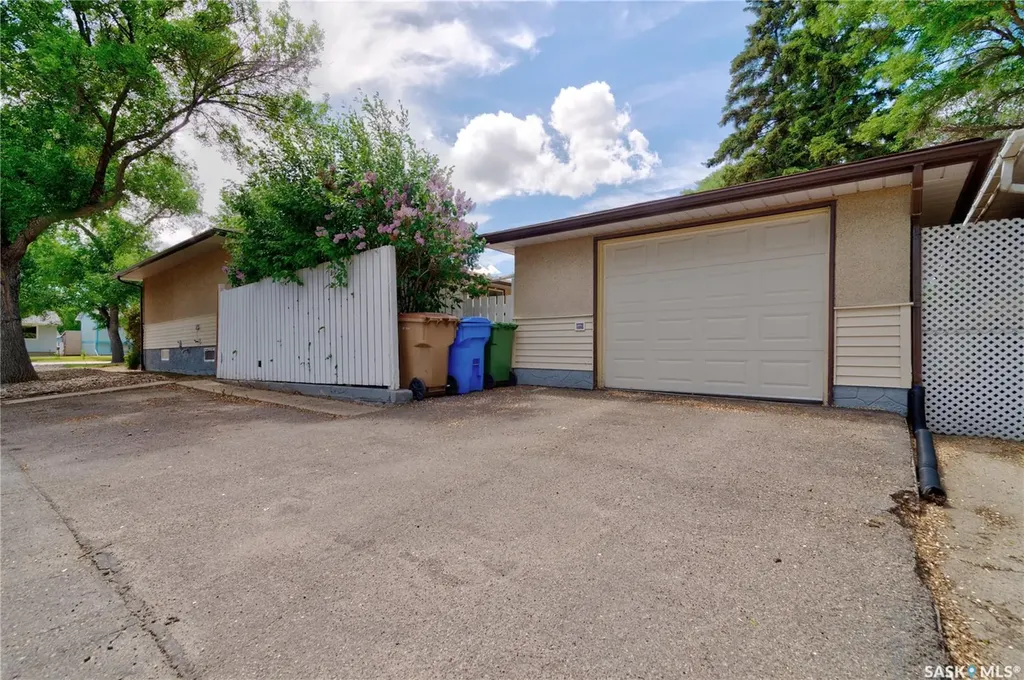 2314 Dewdney Avenue E Regina SK S4N 4E1